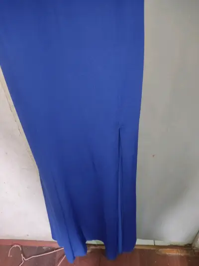 Vestido largo azul con escote profundo - miniatura 2