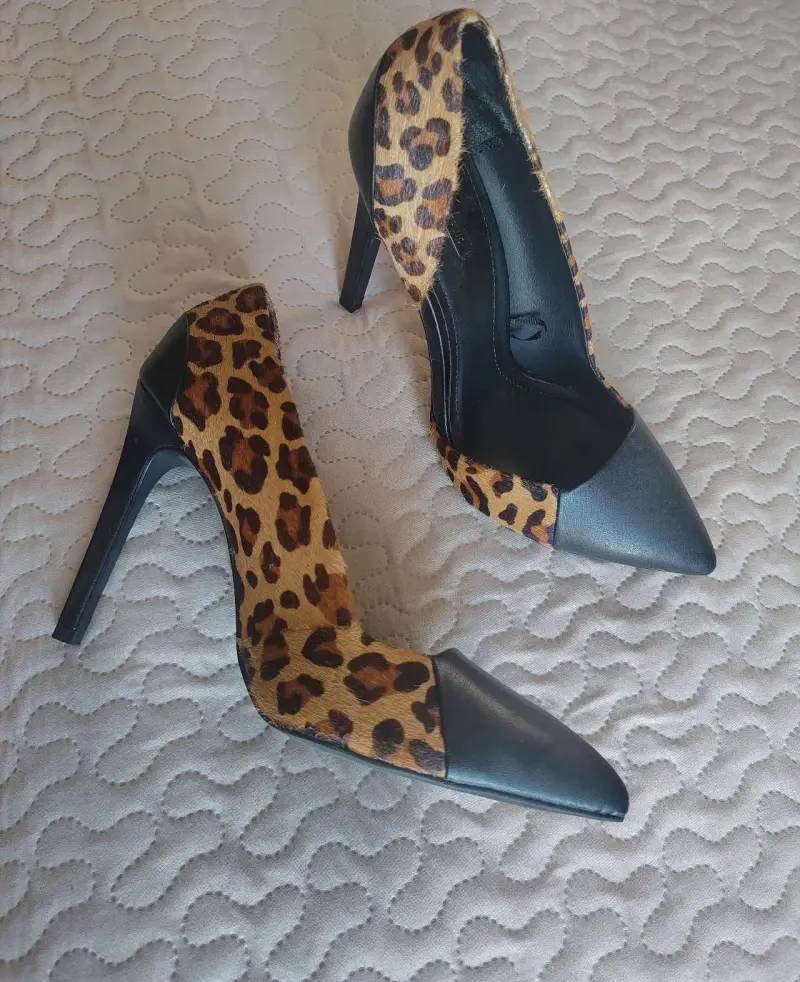 Tacones de Leopardo y Cuero Negro