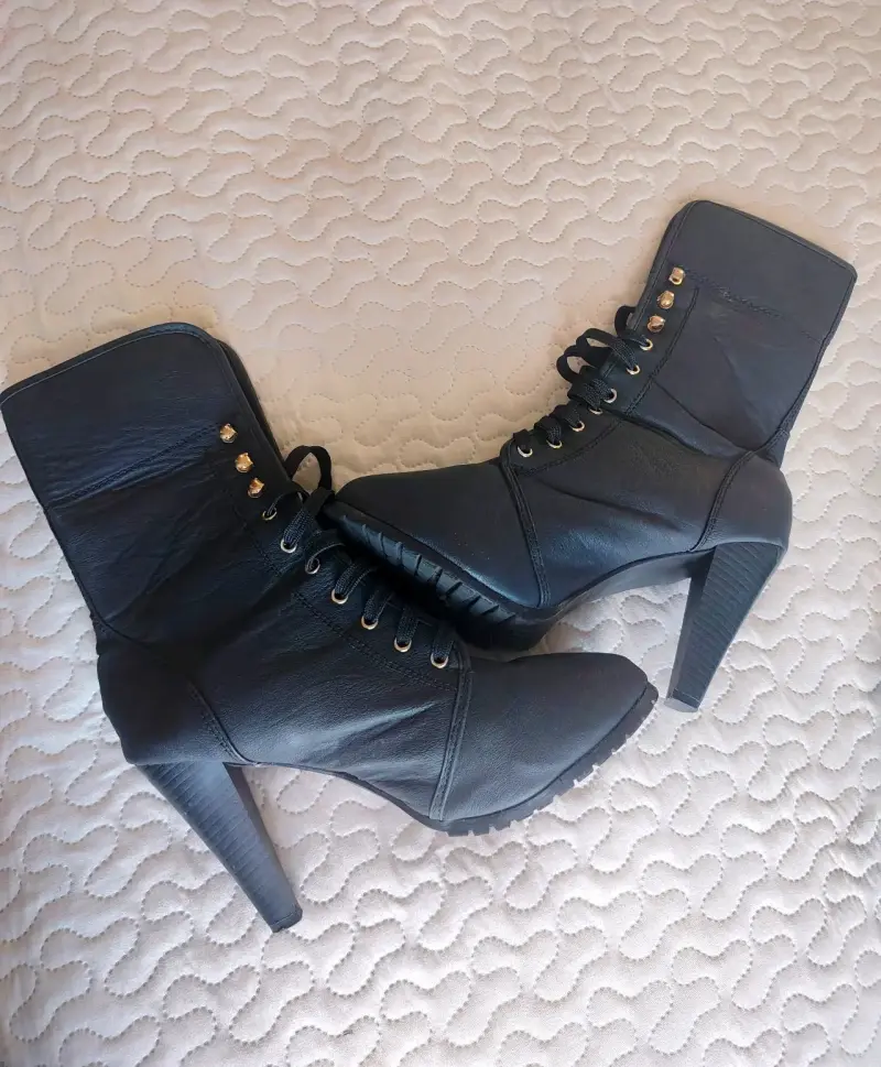 Botines de cuero negro con tacón alto