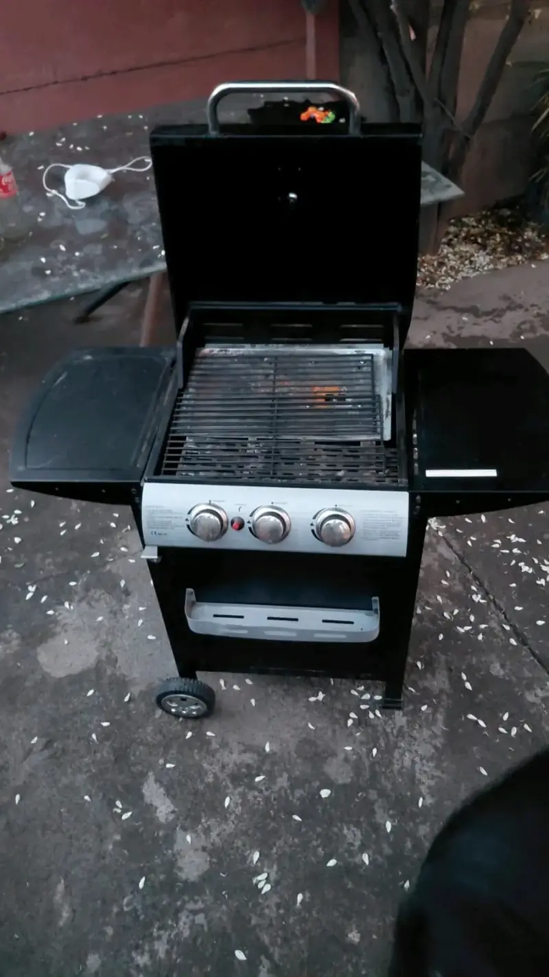 Parrilla a gas con tres quemadores y ruedas