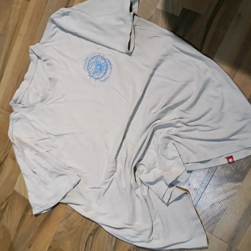 Polera blanca con diseño azul