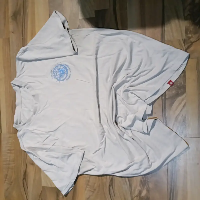 Polera blanca con diseño azul - 2