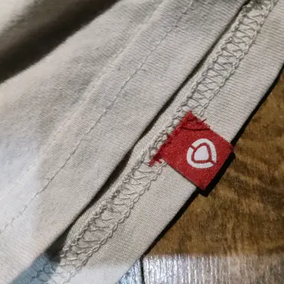 Polera blanca con diseño azul - miniatura 3