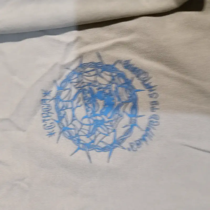Polera blanca con diseño azul - 4
