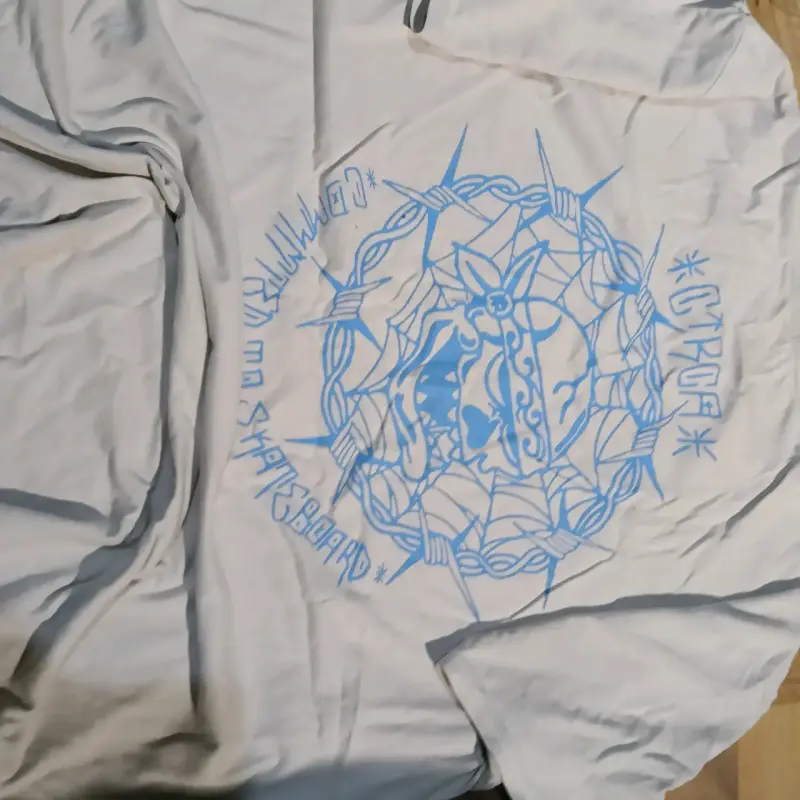 Polera blanca con diseño azul - 5