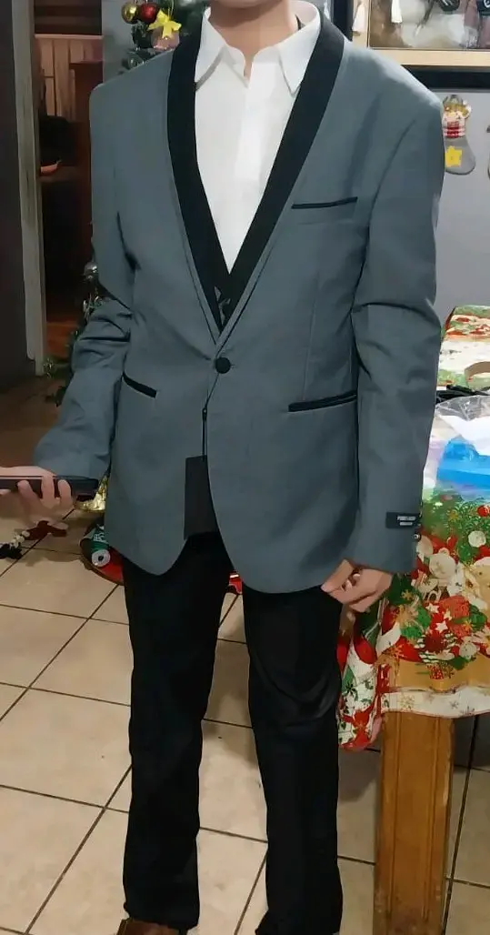 Traje de hombre gris con chaleco incluido