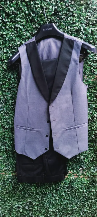 Traje de hombre gris con chaleco incluido - miniatura 3