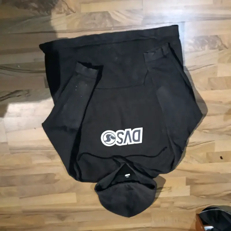 Polerón negro con capucha DVS - 2