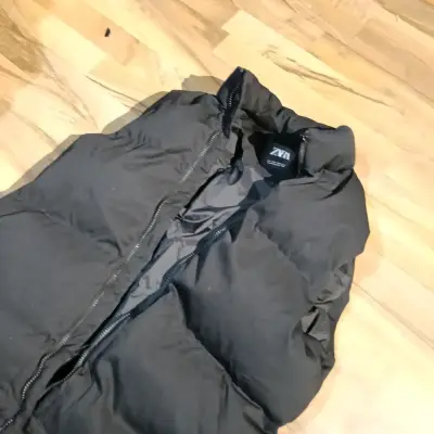 Chaleco acolchado negro Zara para hombre - miniatura 1