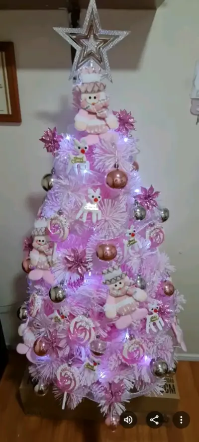 Árbol de Navidad rosado con adornos y luces - miniatura 1