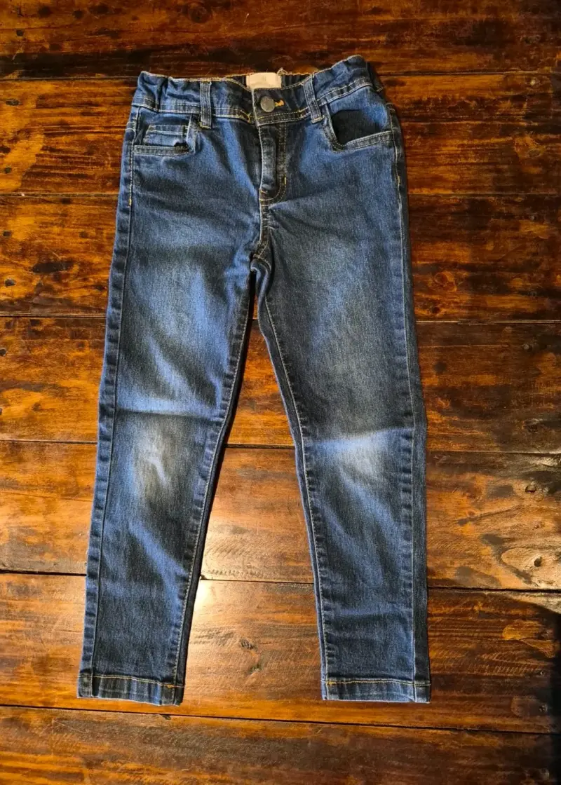 Jeans de mezclilla para niños en buen estado