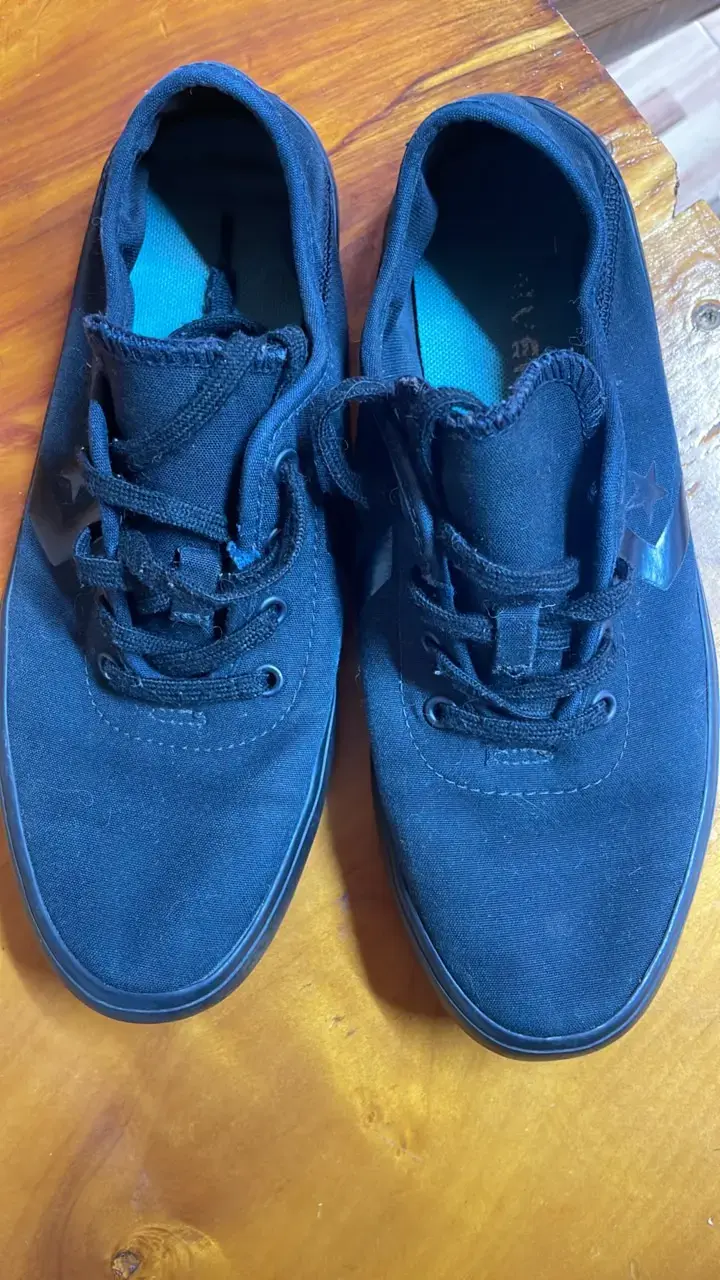 Zapatillas negras Converse casuales - 1