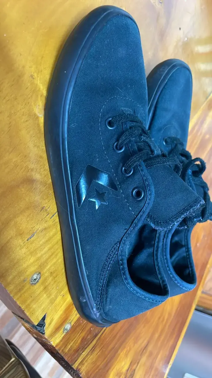 Zapatillas negras Converse casuales - 2