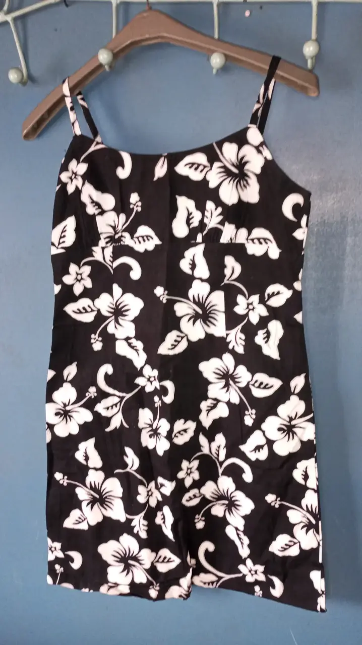 Vestido corto floral negro y blanco - 3