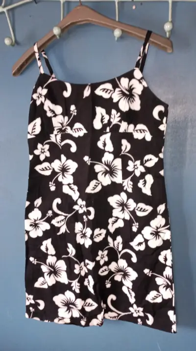 Vestido corto floral negro y blanco - miniatura 3
