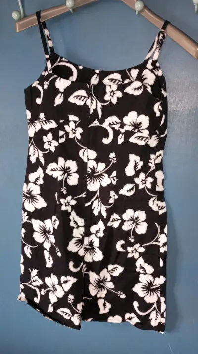 Vestido corto floral negro y blanco - miniatura 4