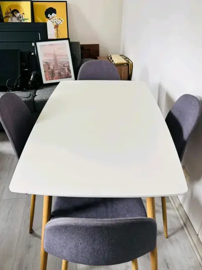 Juego de comedor moderno con sillas grises - miniatura 4