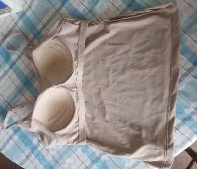 Top de tirantes beige con soporte interno - miniatura 1