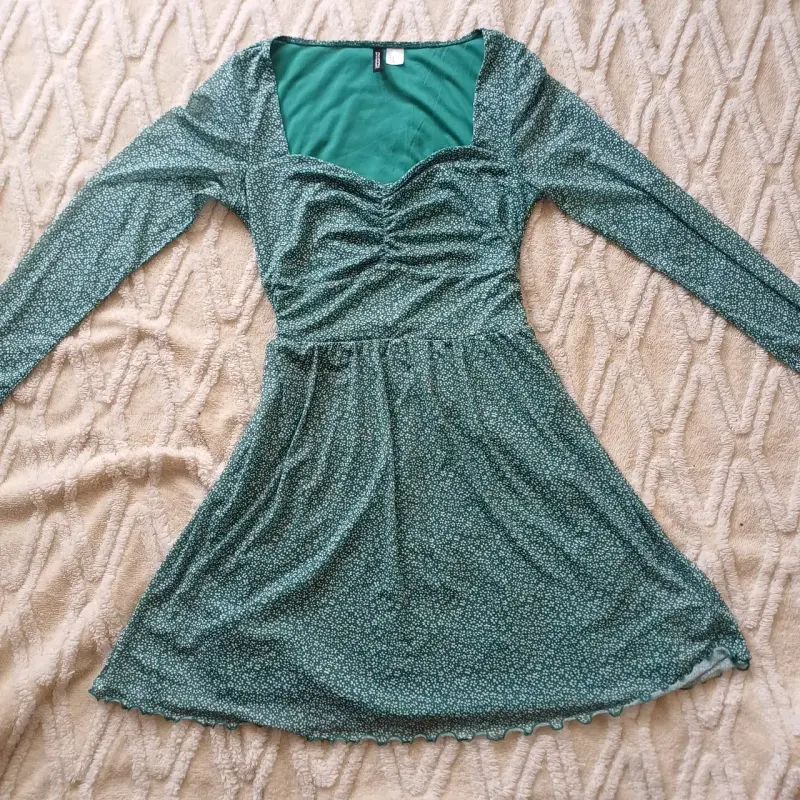 Vestido verde floral con mangas largas - 2