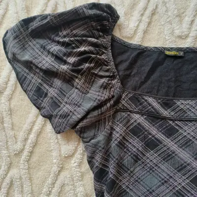 Vestido corto a cuadros con mangas abullonadas - miniatura 2