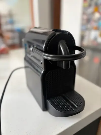 Cafetera Nespresso  Inissia Negra - miniatura 1