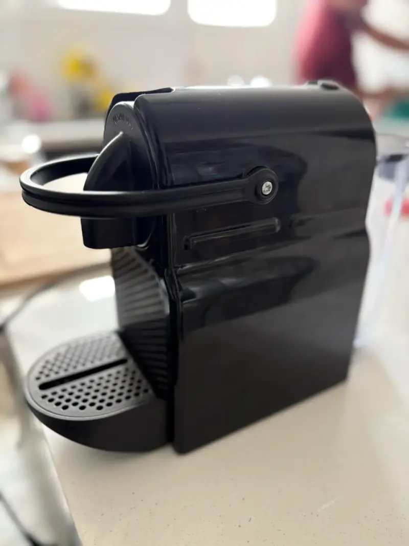 Cafetera Nespresso  Inissia Negra - 4