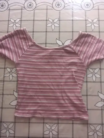 Se venden poleras y blusas rayadas y estampadas - miniatura 1
