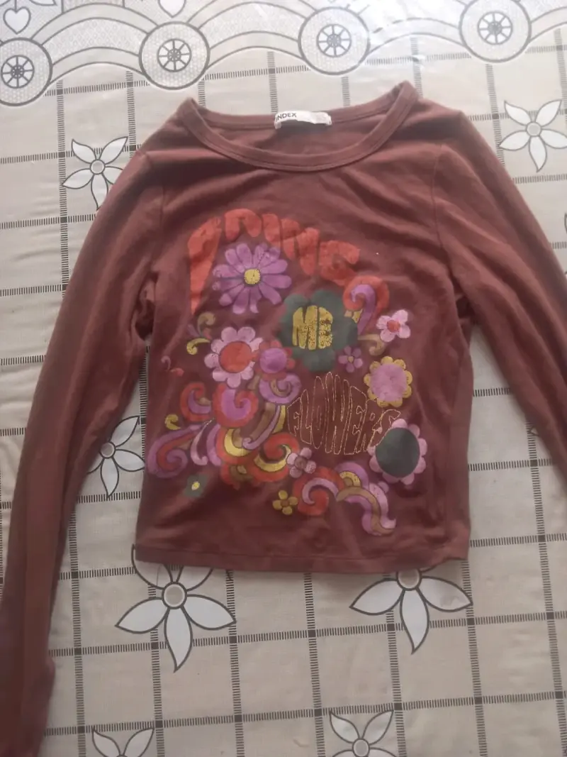 Se venden poleras manga larga con estampado flora