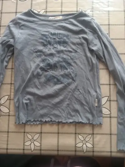 Se venden poleras manga larga con estampado flora - miniatura 4