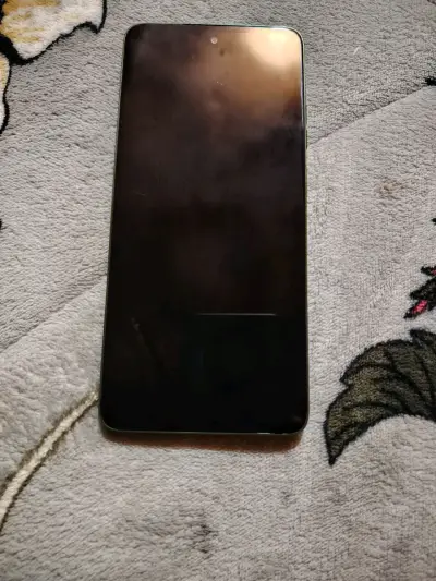 Smartphone Motorola verde con triple cámara - miniatura 1