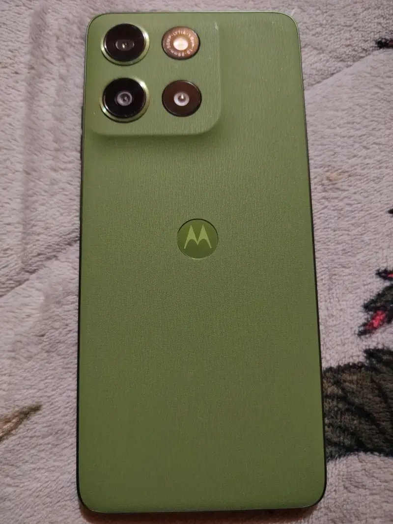 Smartphone Motorola verde con triple cámara - 2