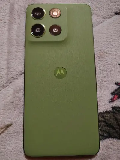 Smartphone Motorola verde con triple cámara - miniatura 2