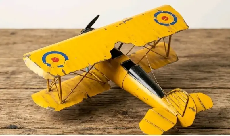 Avión de Juguete Vintage de Metal Amarillo - 1