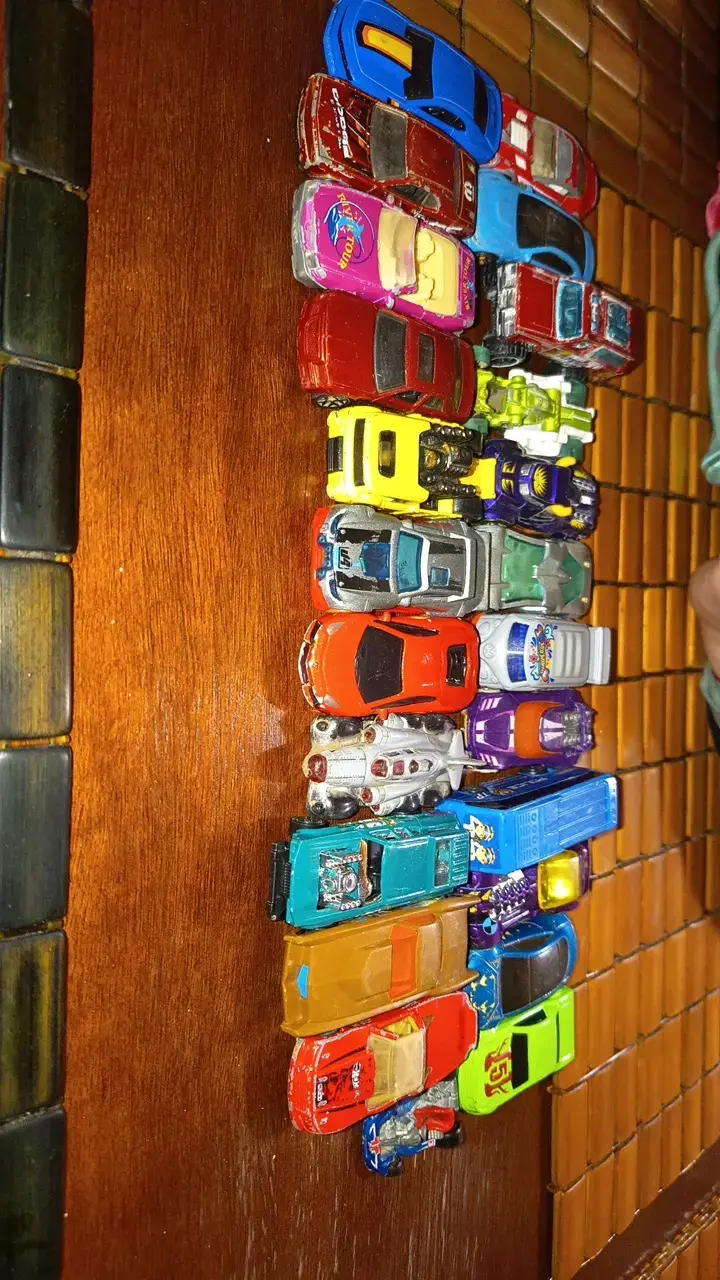 Lote de autos de juguete variados