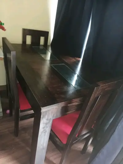 Refrigerador y mesa de comedor - miniatura 1