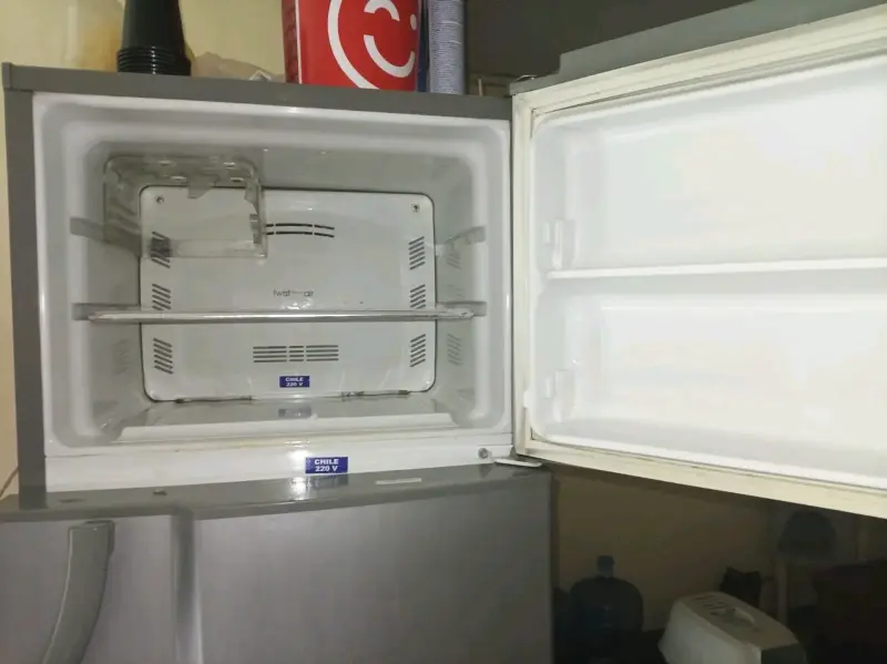 Refrigerador y mesa de comedor - 2