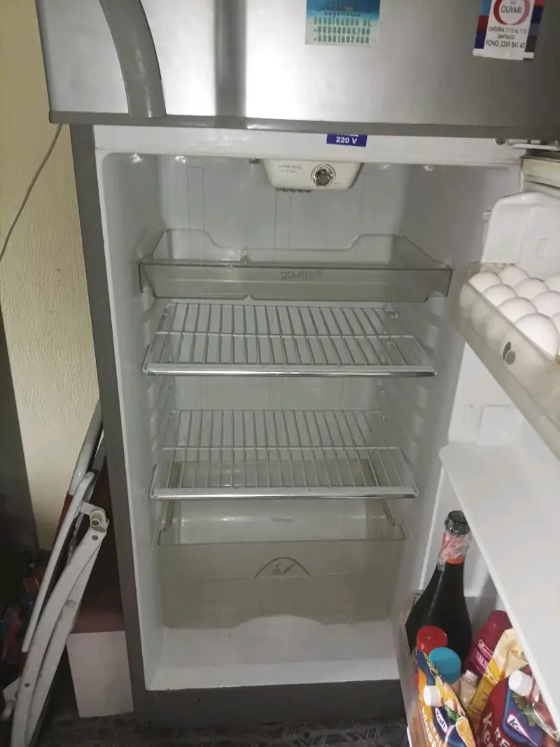 Refrigerador y mesa de comedor - 3