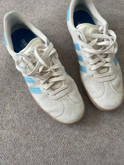 Zapatillas Adidas blancas con detalles celestes - miniatura 1