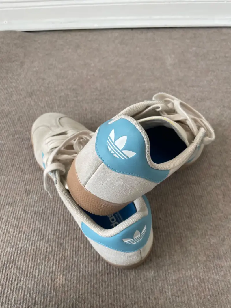 Zapatillas Adidas blancas con detalles celestes - 2