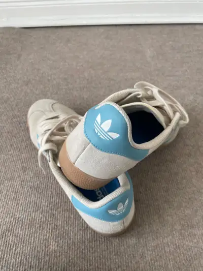 Zapatillas Adidas blancas con detalles celestes - miniatura 2