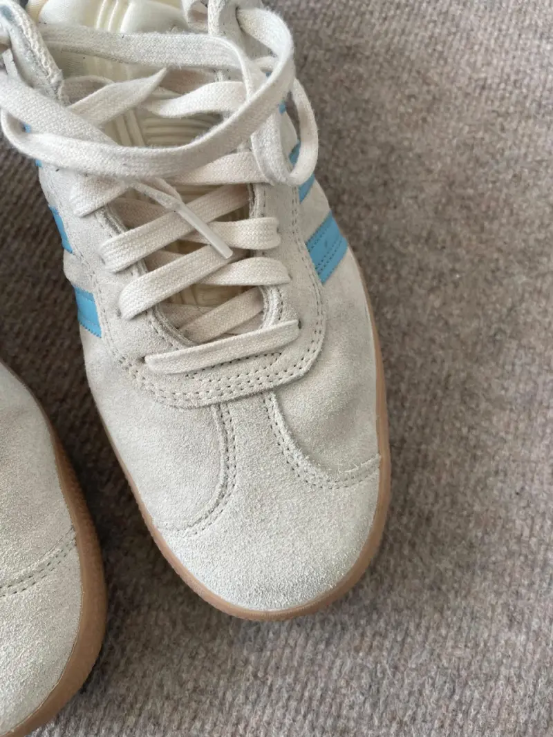 Zapatillas Adidas blancas con detalles celestes - 3