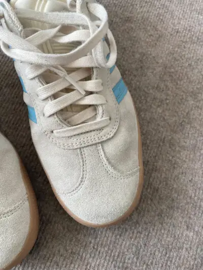 Zapatillas Adidas blancas con detalles celestes - miniatura 3