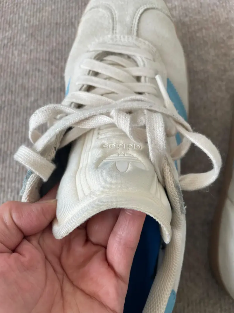 Zapatillas Adidas blancas con detalles celestes - 4