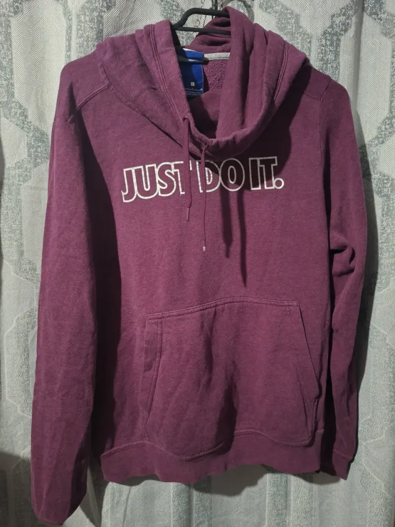 Polerón morado con capucha y logo
