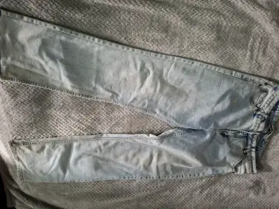 Jeans de mezclilla azul claro para hombre - miniatura 1