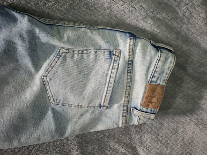 Jeans de mezclilla azul claro para hombre - 2