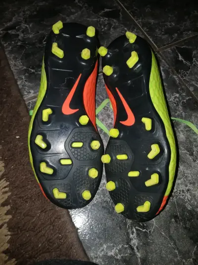 Zapatillas de fútbol Nike verdes y naranjas - miniatura 1