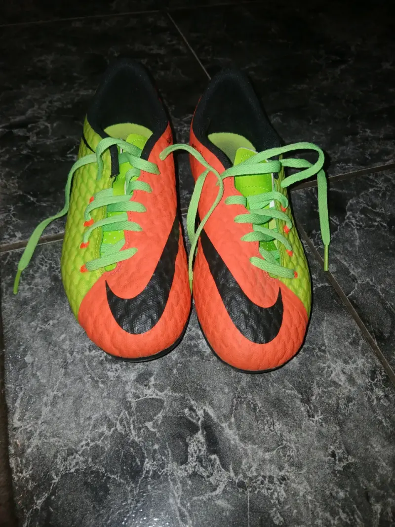 Zapatillas de fútbol Nike verdes y naranjas - 2
