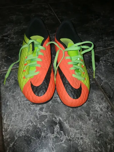 Zapatillas de fútbol Nike verdes y naranjas - miniatura 2