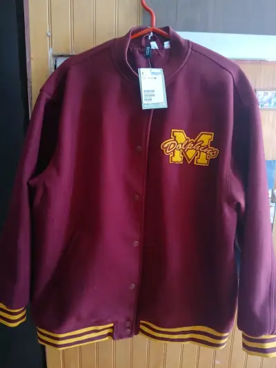 Chaqueta tipo varsity burdeos con logo - miniatura 1
